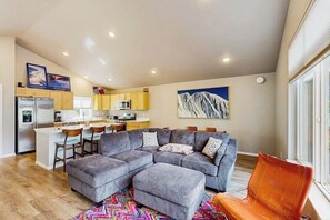 Interior - Cozy Mountainside Duplex Near Virgin Creek Trailhead (Girdwood)