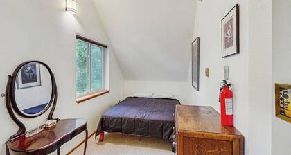 Quiet Girdwood Chalet Pointed Toward Turnagain Arm