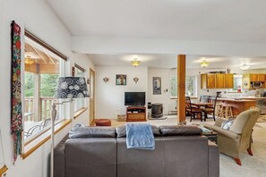 Unclassified image, 3 of 35, button - Quiet Girdwood Chalet Pointed Toward Turnagain Arm (Girdwood)
