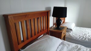 3 bedrooms, iron/ironing board, free WiFi, bed sheets - Self Catering Apartment Sleeps 6 (Prestwick)