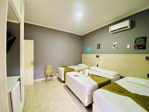 ห้องแฟมิลี่สำหรับสี่ท่าน, วิวเมือง | ตู้นิรภัยในห้องพัก, ผ้าม่านกันแสง, เตารีด/โต๊ะรีดผ้า, Wi-Fi ฟรี