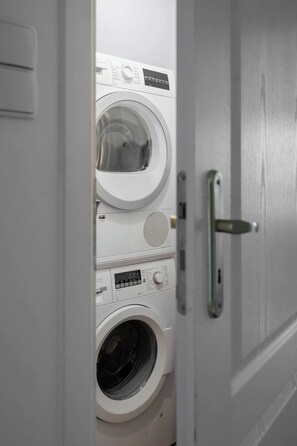 A view of a laundry room with two washing machines and a dryer. - Cosy Apartment with a Balcony | 2 Bedrooms | Workspace (Warszawa)