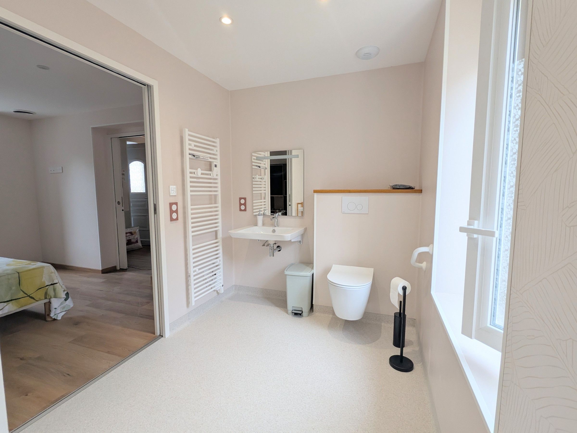 Ein Badezimmer mit Toilette, Waschbecken und Handtuchhalter.