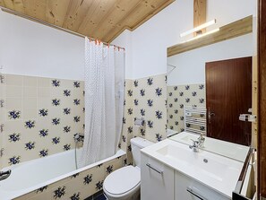 A bathroom with a bathtub, toilet, and sink. - Studio at ski slopes, Mont Blanc view (Combloux)