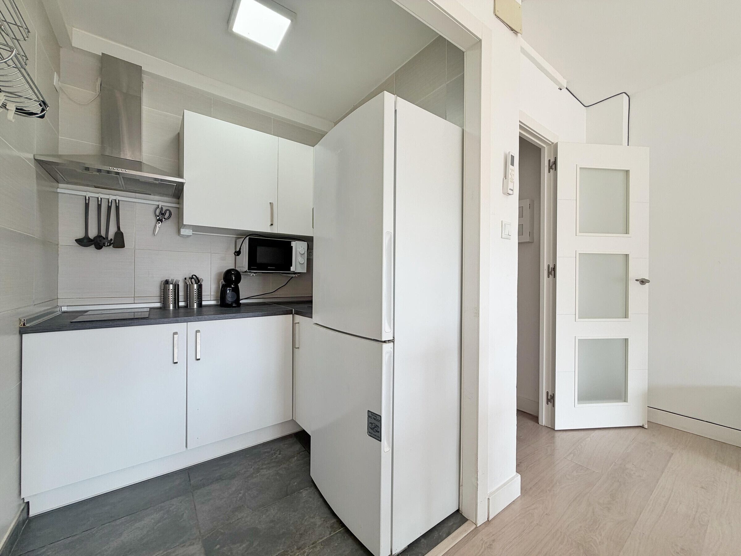 Coffee/tea maker, fridge, microwave, stovetop