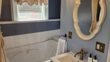 Luxury Double Room, 1 King Bed, Corner | Bathroom