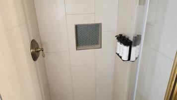 Deluxe Suite, 1 Bedroom, Garden View | Bathroom