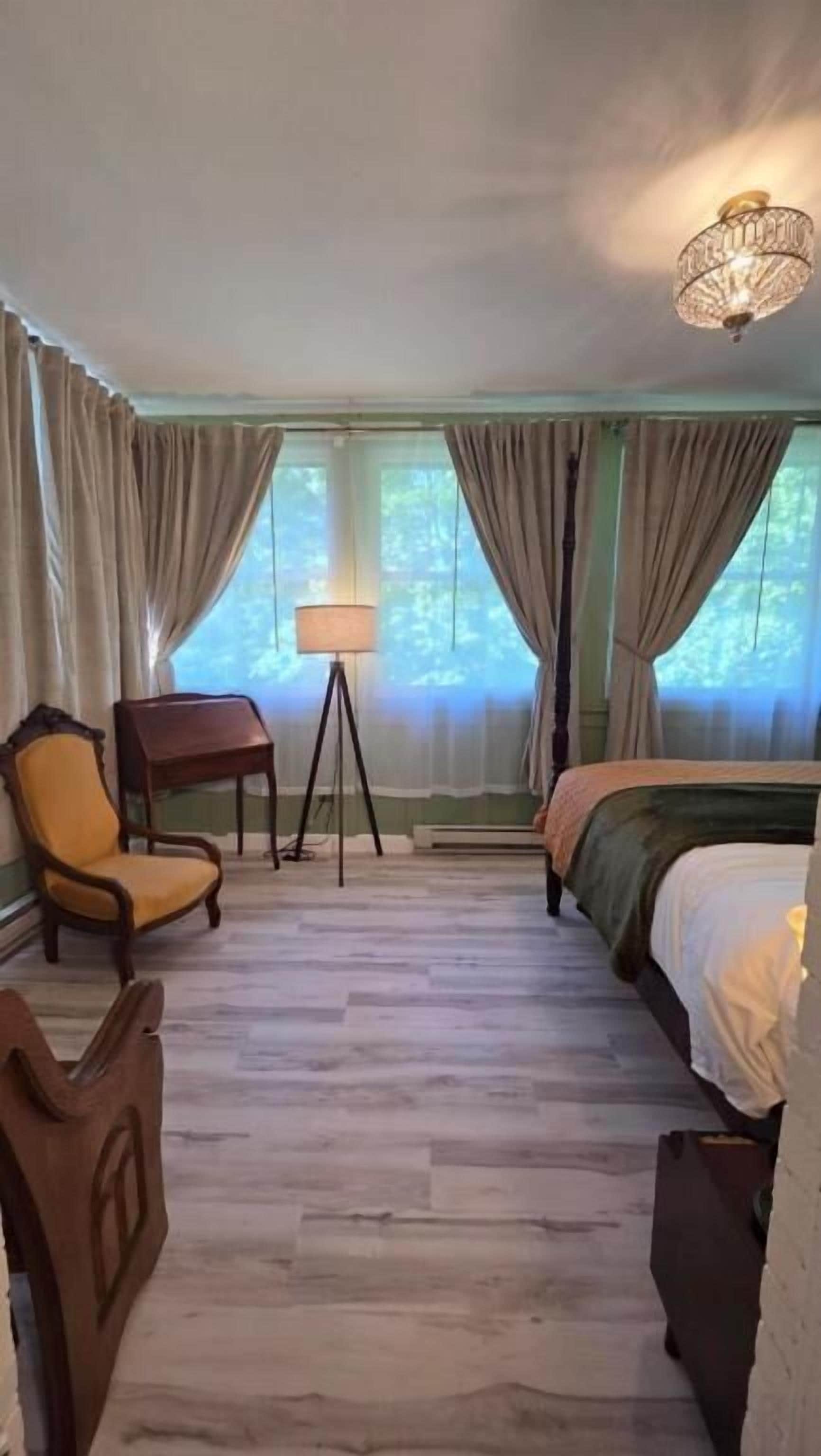 Deluxe Suite, 1 Bedroom, Garden View | In-room safe, blackout drapes, WiFi (free)