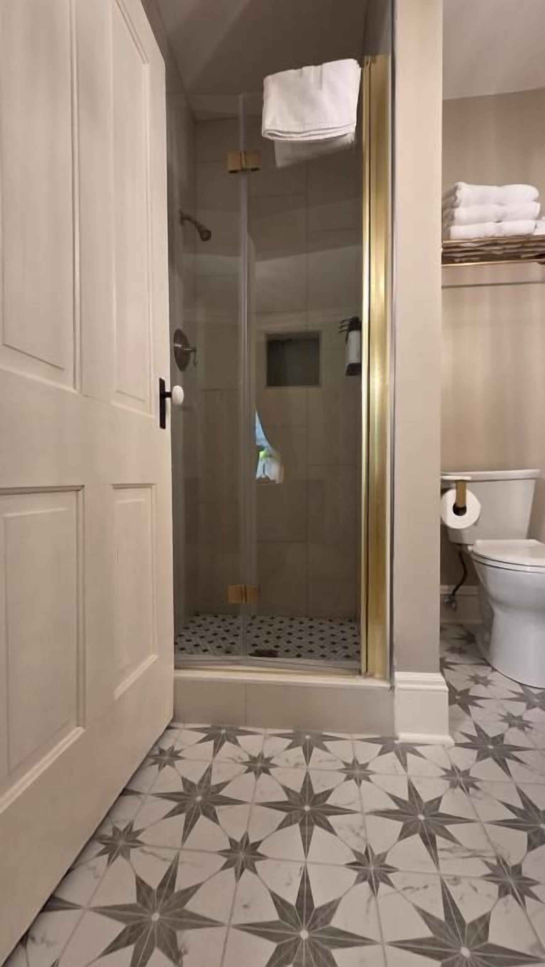 Suite Deluxe, 1 habitación, vista al jardín | Baño | Amenidades de baño gratuitas, secadora de cabello, batas, toallas 