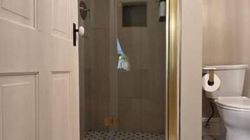 Suite Deluxe, 1 habitación, vista al jardín | Baño | Amenidades de baño gratuitas, secadora de cabello, batas, toallas