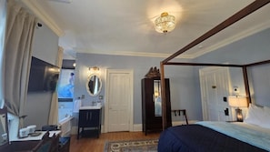 In-room safe, blackout curtains, free WiFi - The Goose Crown Inn of Stoughton (Stoughton)