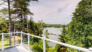 Eine Terrasse mit Blick auf einen von Bäumen gesäumten Fluss.