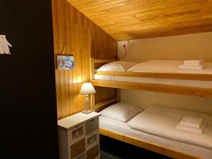 A bunk bed room with a nightstand and a lamp. - Cozy duplex, 6 guests, slope view (Plagne Villages)