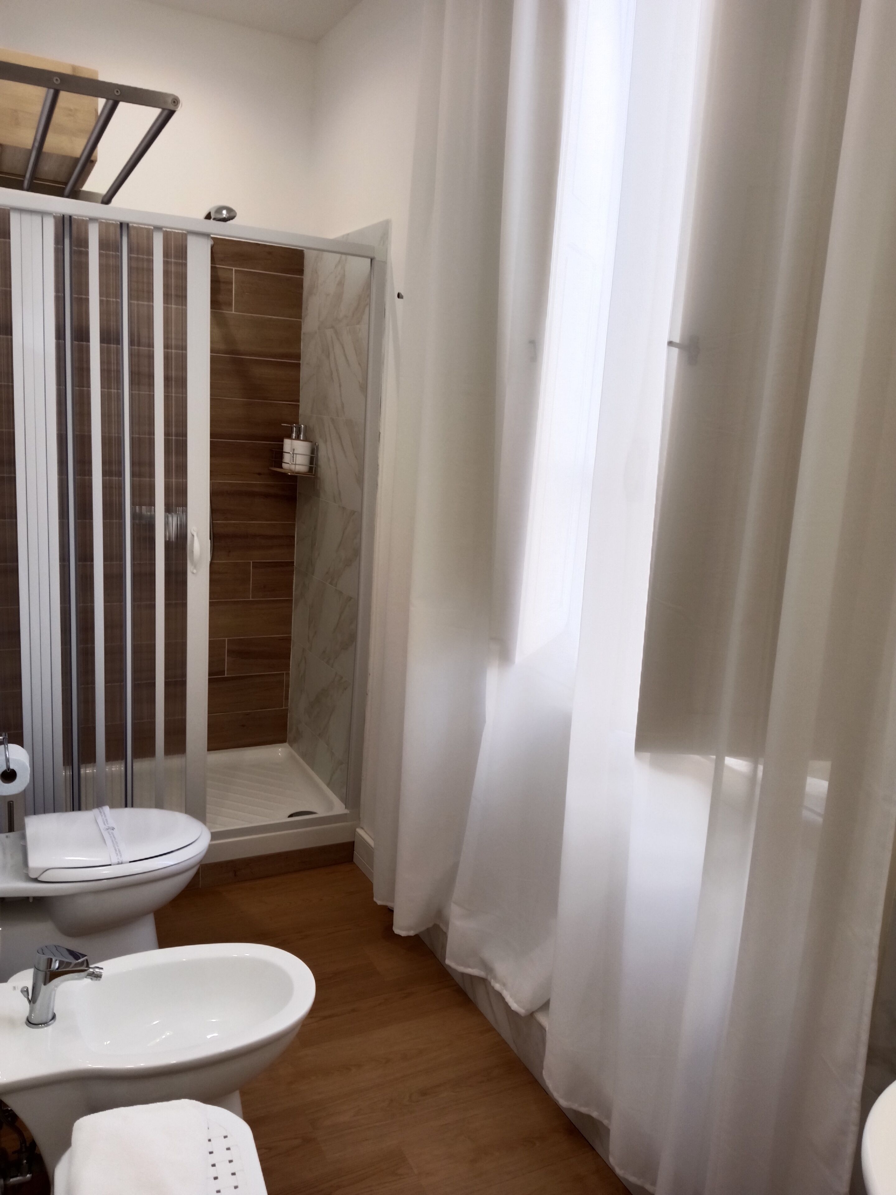 Ein Badezimmer mit Dusche, Toilette und Bidet.