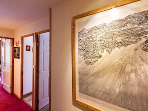 A hallway with a framed photograph of a mountain landscape on the wall. - Convenient apartment at ski slopes - 4 guests (Val-d'Isère)