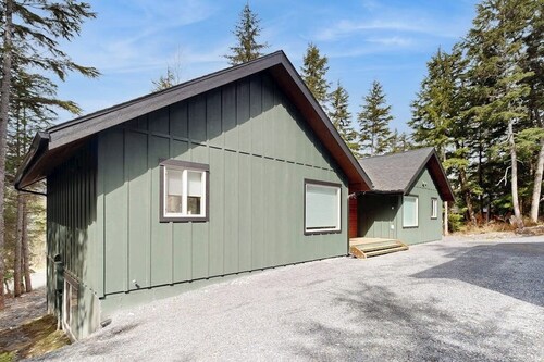 Cozy Two-bedroom Girdwood Duplex w/ Kid's Play Room