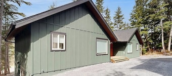 Cozy Two-bedroom Girdwood Duplex w/ Kid's Play Room
