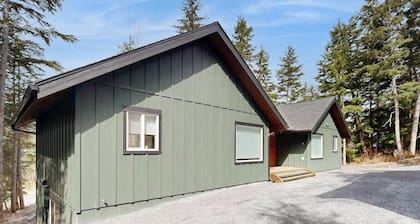 Cozy Two-bedroom Girdwood Duplex w/ Kid's Play Room