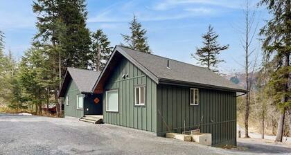 Cozy Two-bedroom Girdwood Duplex w/ Kid's Play Room
