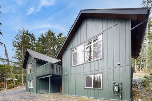 Cozy Two-bedroom Girdwood Duplex w/ Kid's Play Room