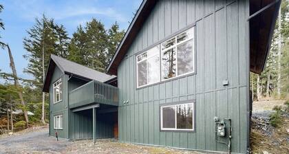 Cozy Two-bedroom Girdwood Duplex w/ Kid's Play Room