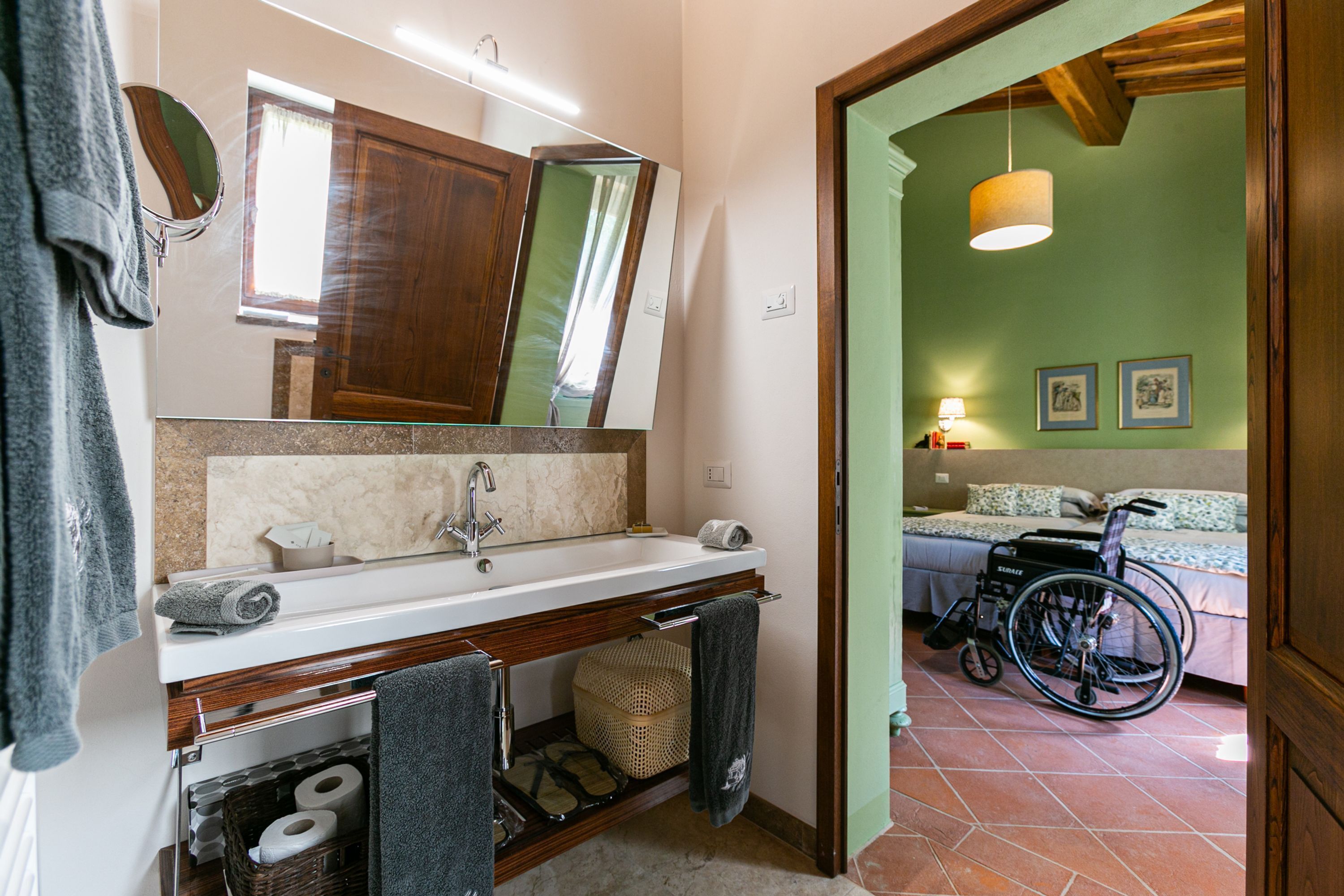 Ein Badezimmer mit Waschbecken, Spiegel und Handtuchhalter.