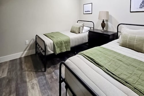 Newly Remodeled Girdwood Estate for Large Groups