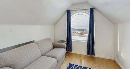 High-altitude Cottage Perched 1,700 Feet Above City
