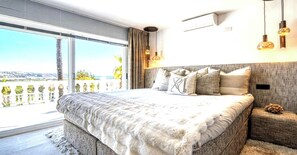 Una camera da letto con un letto grande, vista sull'esterno e arredamento moderno.
