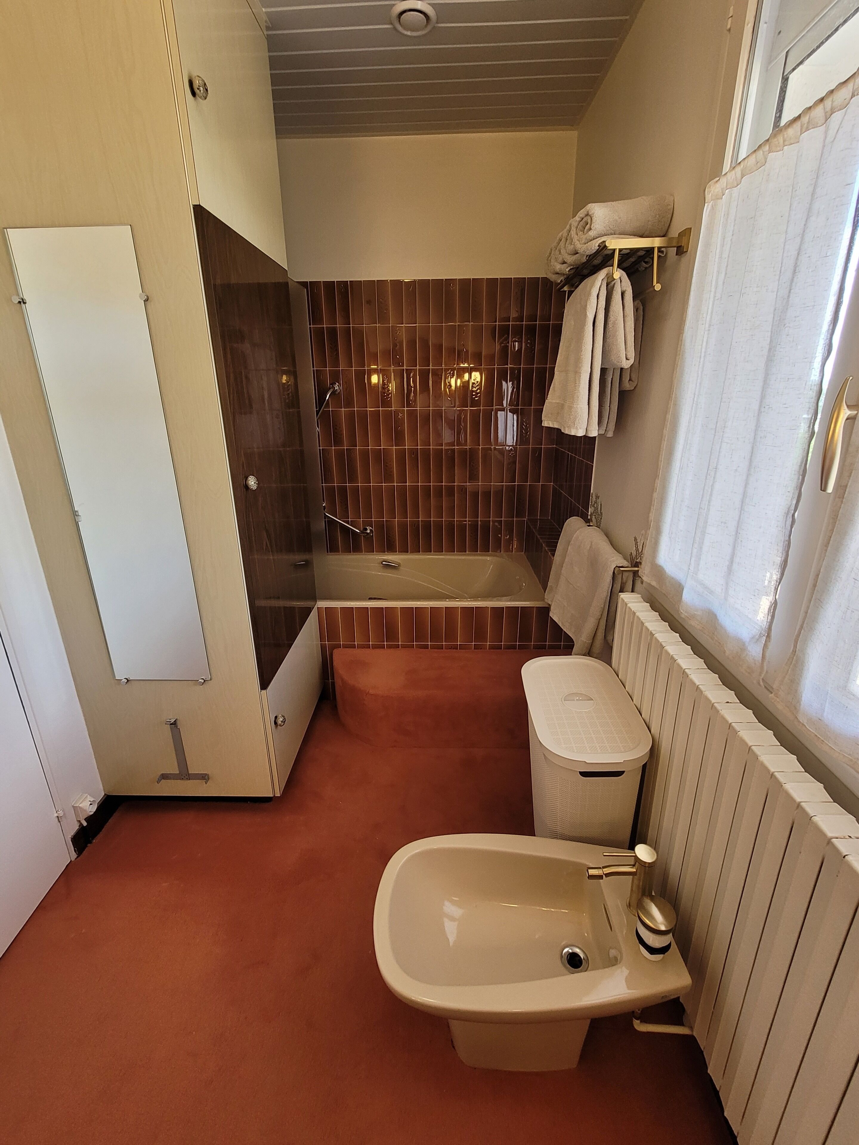 Een badkamer met een bad, wastafel en toilet.