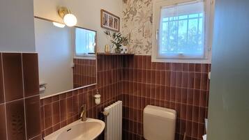 Sèche-cheveux, bidet, serviettes fournies, papier toilette