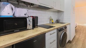 Eine kleine Küche mit Mikrowelle, Toaster und Geschirrspüler.
