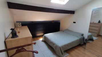 Iron/ironing board, bed sheets
