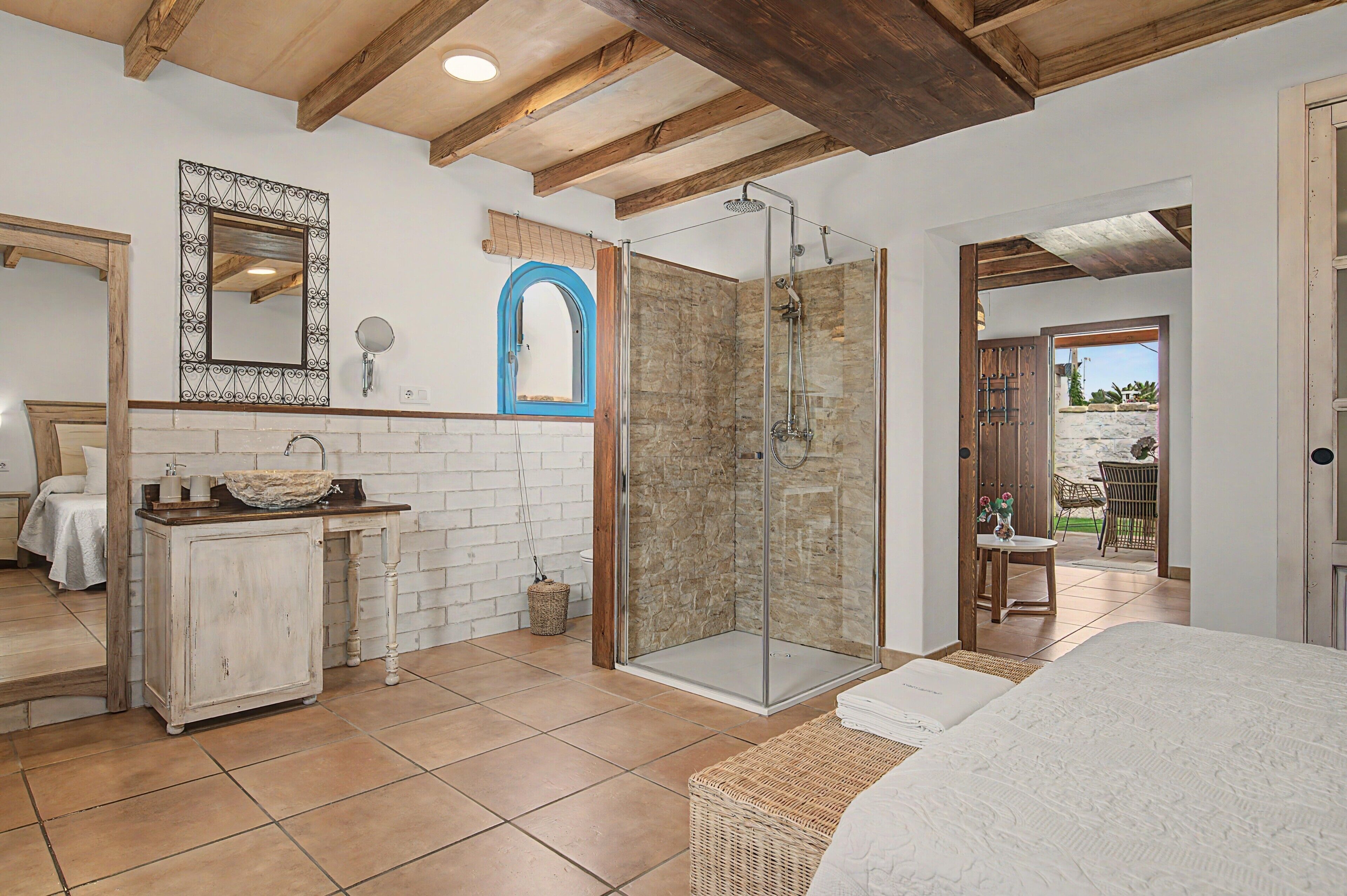 Ein Badezimmer mit Dusche, Waschbecken und Spiegel.