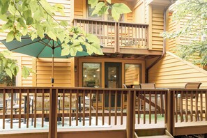 Outdoor dining - Modern Canaan Valley Retreat with Fireplace - 3BR, 3BA (Davis)