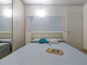 Travel cot, free WiFi