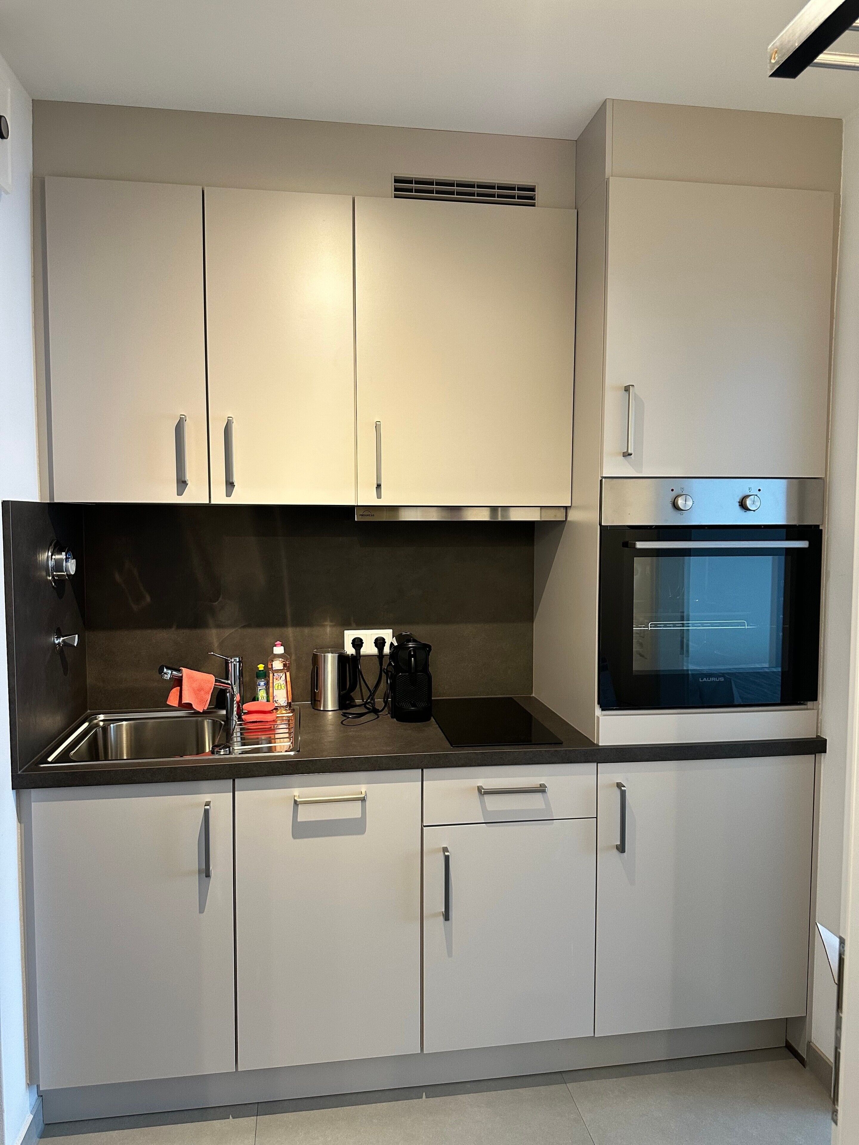 Wasserkocher mit Kaffee-/Teezubehör, Kühlschrank, Ofen, Herdplatte