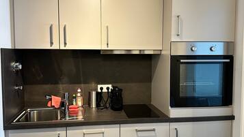 Wasserkocher mit Kaffee-/Teezubehör, Kühlschrank, Ofen, Herdplatte