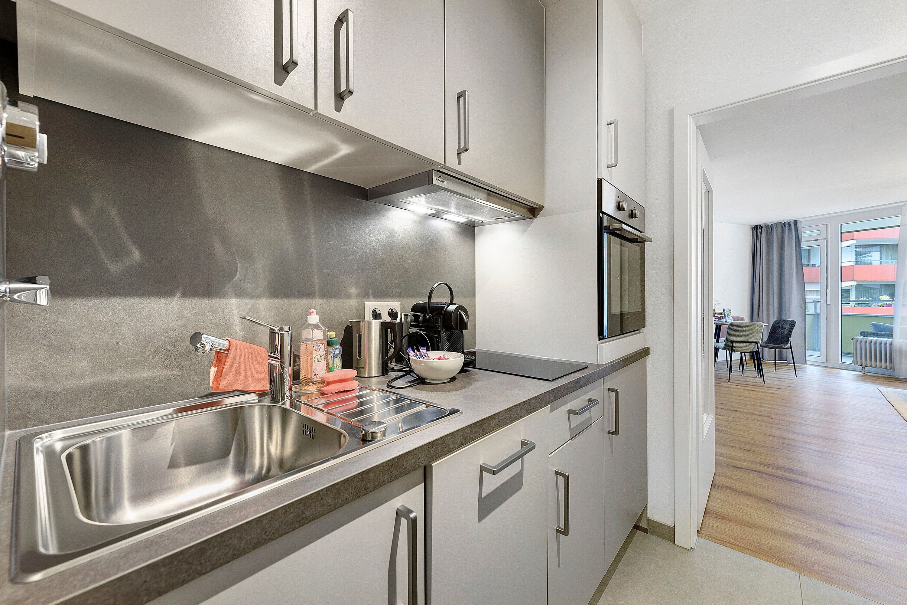 Coffee/tea maker, fridge, oven, stovetop