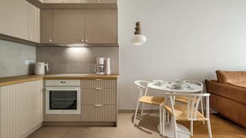 Departamento, balcón | Cocineta privada | Refrigerador, parrilla de estufa y utensilios de cocina