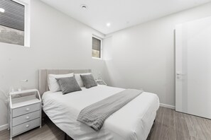 Tabla de planchar con plancha, wifi, ropa de cama