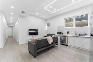Interior - BRAND New Apartment 2 Bedroom, 3 Beds
1 Buss room (Ottawa)