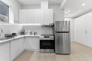 Private kitchen - BRAND New Apartment 2 Bedroom, 3 Beds
1 Buss room (Ottawa)