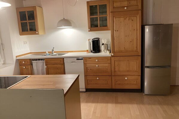 Wasserkocher mit Kaffee-/Teezubehör, Kühlschrank, Mikrowelle, Ofen