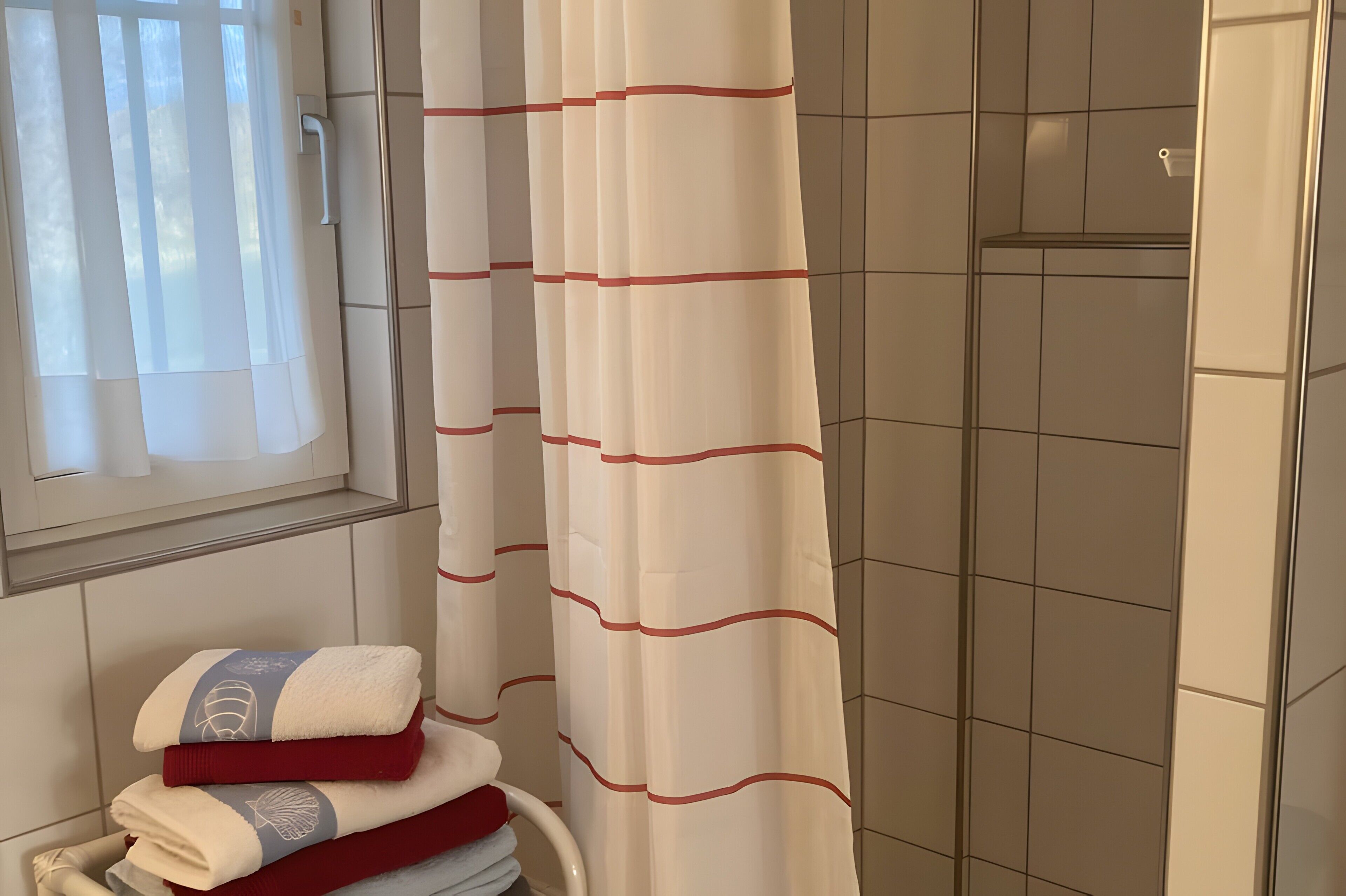 Dusche, Haartrockner, Handtücher