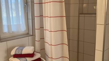 Dusche, Haartrockner, Handtücher