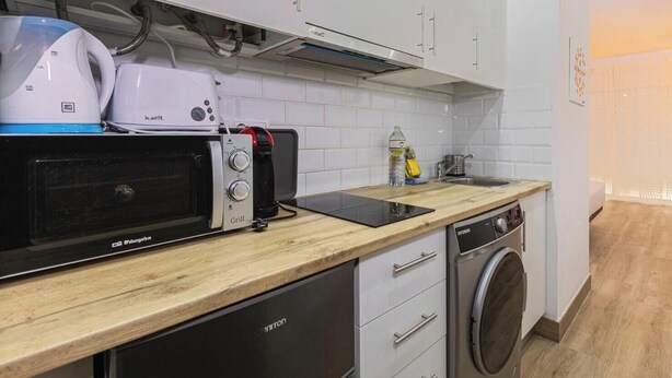 A compact kitchen with a microwave, toaster, and dishwasher. - 'El Ciaboga' Apartment with Wi-Fi and Air Conditioning (Torremolinos)