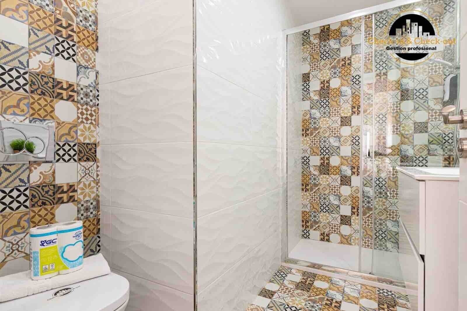 Een douche, handdoeken