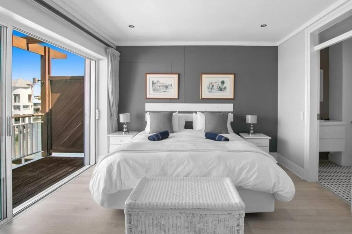 Apartamento Confort, balcón, vistas al puerto deportivo | Cortinas opacas, tabla de planchar con plancha, wifi gratis