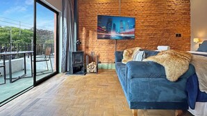 TV, fireplace